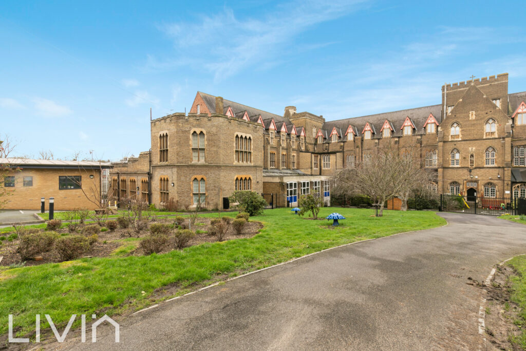 , Our Lady’s Close, Hermitage Road, London